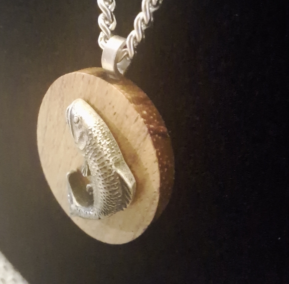 Avon Vintage The Angler’s Pendant Necklace 19” Silvertone Chain Fishing - Picture 3 of 3